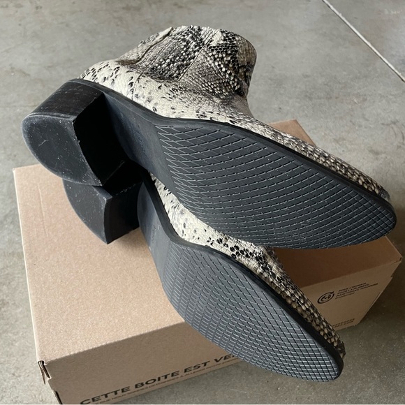 Blondo Noa Snake Pattern Leather Waterproof Pull-On Chelsea Style Boots 9 Womens - Picture 5 of 6